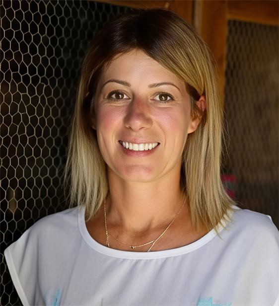 Domaine du Banneret 近年已由家族第二代釀酒人 Audrey Vidal 接手營運，承續其父 Jean-Claude Vidal 的傳統精神與風土理念。Jean-Claude 一生奉行隆河南部最經典的老派技藝，深受 Château Rayas 釀酒師 Jacques Reynaud 與傳奇人物 Henri Bonneau 的影響；如今，Audrey 以同樣的堅持，將這套珍貴的工藝延續至下一個世代。

在 Audrey 的掌管之下，Banneret 保持極為手工與自然的工作方式：葡萄多以人工採收，細緻挑選後進行整串或部分去梗發酵，以低干預方式追求果實最純粹的表現。酒莊每年僅釀造 約 400 至 1000 箱，產量極為稀少，因此每個年份都帶有獨特的個性。

Audrey 相信，真正的 Châteauneuf-du-Pape 風土來自於品種混釀的和諧與不同地塊之間微妙的平衡。她延續家族對 8 個核心地塊的精細管理，讓卵石、黏土、砂岩與白色石灰岩等多樣土壤共同構築酒款的複雜度。酒莊風格依然保持 細膩、優雅且具古典張力，是一種忠於傳統、近乎手工藝般的詮釋。

在新世代的視野與家族傳承之下，Audrey Vidal 讓 Domaine du Banneret 持續在教皇新堡的核心地帶，維持其稀有、精緻、真正表現風土的葡萄酒地位。