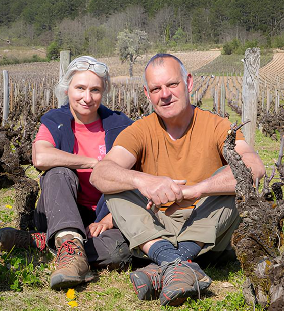 Hélène 與 Laurent Martelet 代表著家族第六代的葡萄種植者，他們以深刻的自然敬意與最小干預的釀造哲學，持續展現 Hameau de Blagny 這片卓越風土所蘊藏的純粹能量。對他們而言，葡萄酒不只是農作物的成果，更是土地、氣候與人之間協作後的自然結晶，因此所有作業皆建立在「尊重與謙遜」之上。

如今，他們的女兒 Laurette 也加入酒莊團隊，共同維護這片珍貴的葡萄園。她延續了家族一貫的精神，每天懷著對葡萄藤與其周遭生態系統的深厚敬意，以細緻耐心的方式投入農務與酒窖工作。這種代代相傳的敬業態度，使家族得以在風土與葡萄之間建立起穩固的連結。

酒莊始終遵循成熟的有機農法進行栽培，避免使用任何化學肥料或除草劑，讓土壤能夠自由呼吸、恢復自然生命力。這份對自然的堅持，不僅形塑了葡萄園的健康生態，也讓每一款葡萄酒得以呈現出最具透明度的 Hameau de Blagny 風格──純淨、精準、富層次且忠實反映地塊本質。